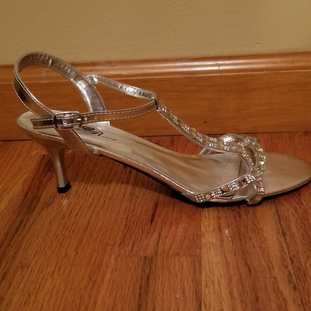 Silver Heels - Picture 2 of 3